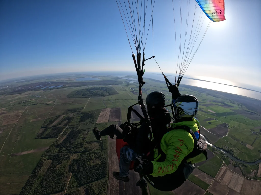 Du žmonės skrendantys parasparniu virš Klaipėdos
