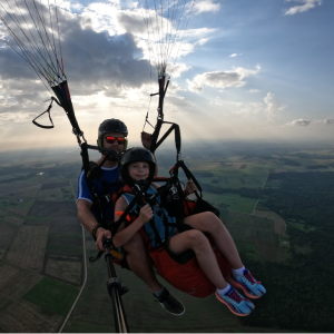 Parasparnio pilotas skrenda virs Klaipedos kartu su jaunuoliu