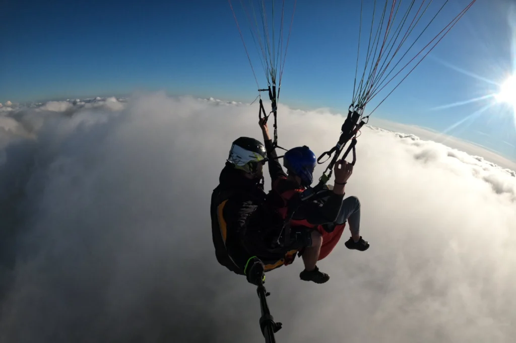 Parasparnio skrydis virs debesu