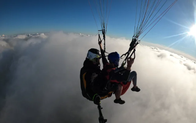 Parasparnio skrydis virs debesu