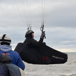 Parasparnio pilotas skrenda virš kuršių marių
